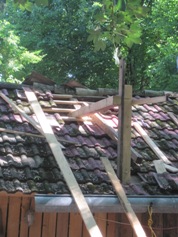 das Dach weicht den Pfählen